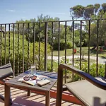 Отель Ibis Thalassa Hyeres Plage Йер