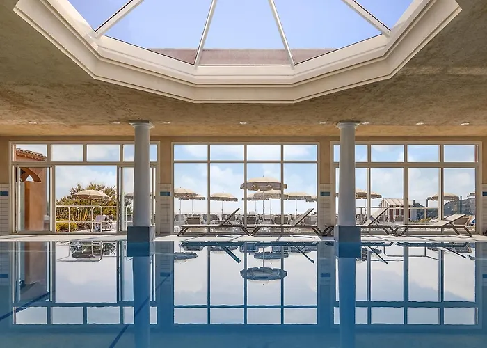 Отель Ibis Thalassa Hyeres Plage Йер